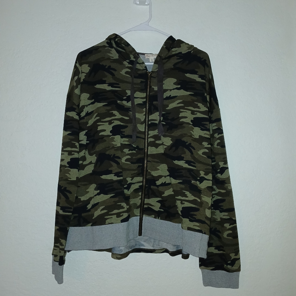 NWT, Camouflage Zip-Up Hoodie, Sz. Large.